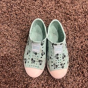 Disney x Native Green Mickey Print Jefferson Style Native Shoes, Kids Size 13